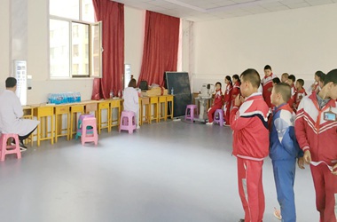 視力篩查走進(jìn)校園，保護(hù)視力從小抓起