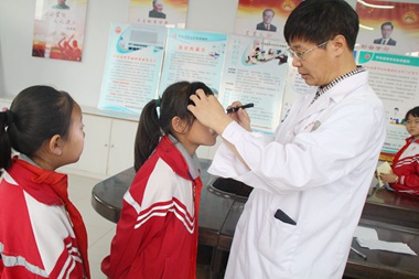 市婦幼保健院走進賽罕區(qū)民族小學(xué)開展“愛眼日：讓你 ‘目’浴陽光，笑‘口’常開”免費體檢活動
